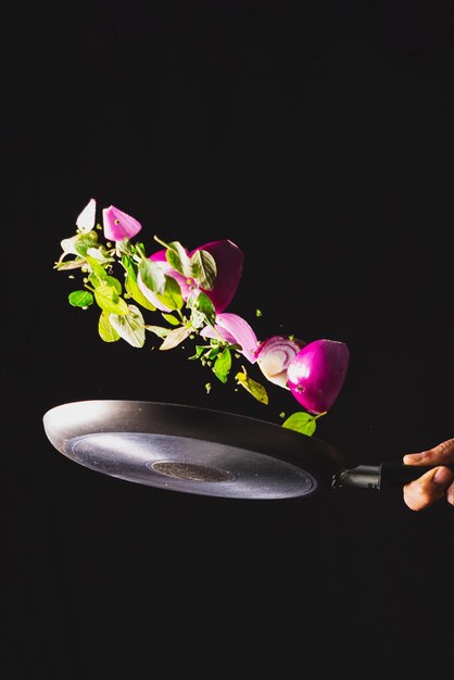 Szef kuchni przygotowuje danie